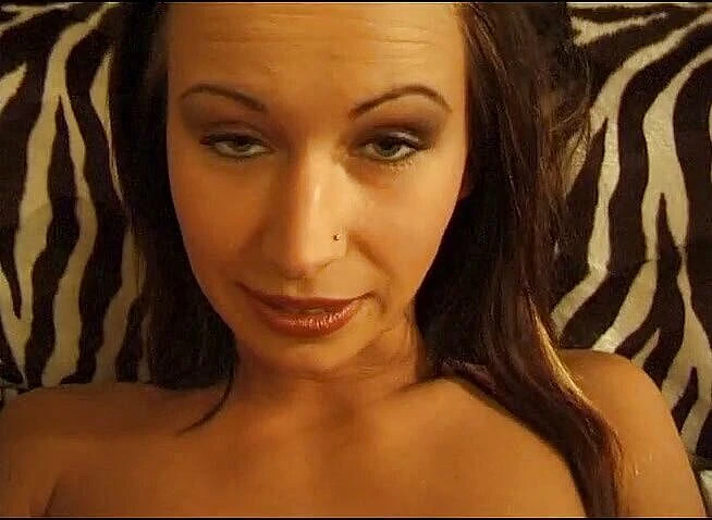 Flash Model Amateurs: Gagică brunetă sexy care fumează își arată corpul uimitor