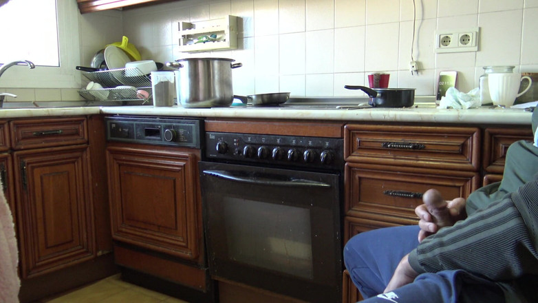 Stepmom Susan: CFNM - milf tesuda engole sua porra depois de se masturbar