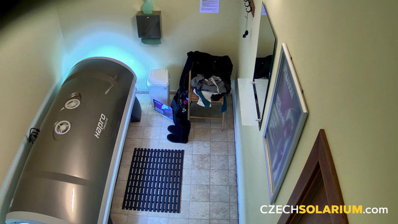 Czech Solarium: La bionda ceca 145 provoca le telecamere nel solarium