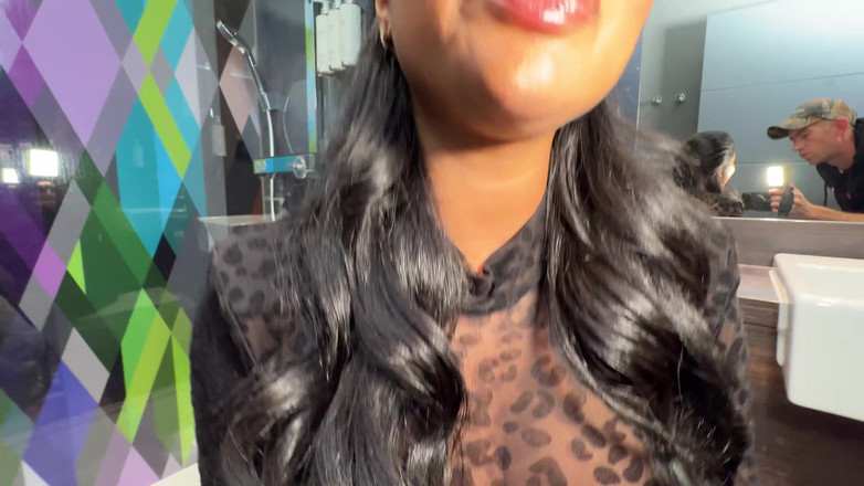 Yasmina Khan: Danny D m-a în toaletele publice