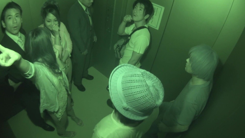 GANGBANG and BIG BOOBS: Orgie déjantée dans l’ascenseur : des salopes asiatiques se font baiser...