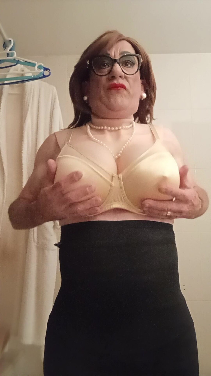 Yusti: Vestirsi davanti allo specchio