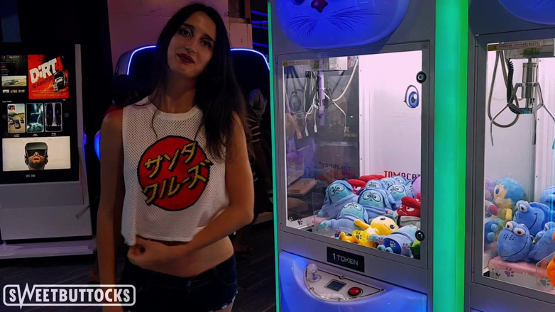 SweetButtocks: Sexy teenagerka v krátké sukni si hraje se samopaly v...