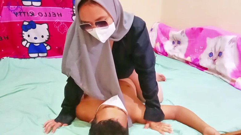 Amanda jenny: 익사할 때까지 상사와 섹스하는 히잡