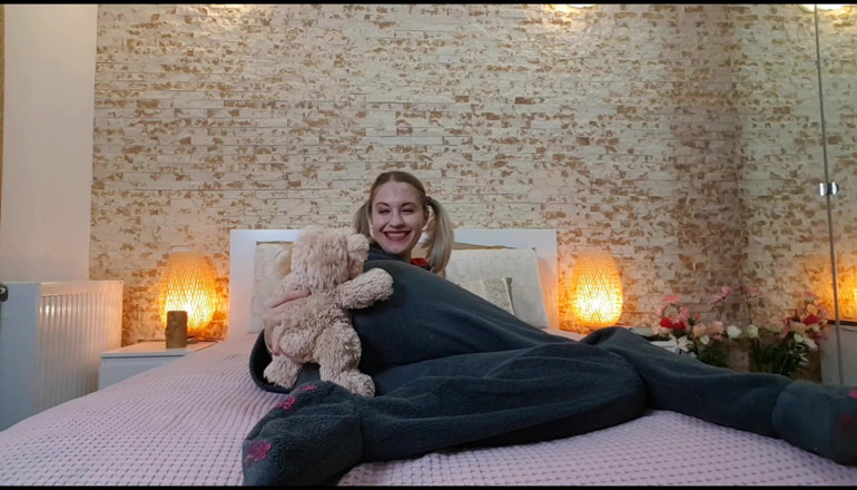 Erotic Tanya: Sorellastra - cam mentre scoreggia