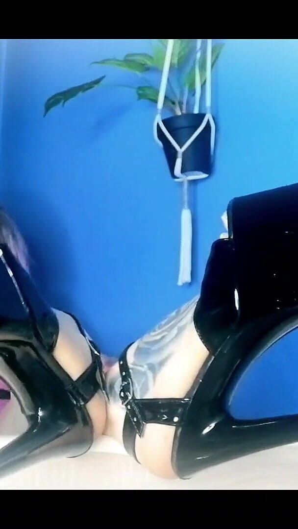 Lady Angela Black Plesers Vaping MILF (Lady Angela) Lady Angela Black Plesers Vaping MILF (Lady Angela)