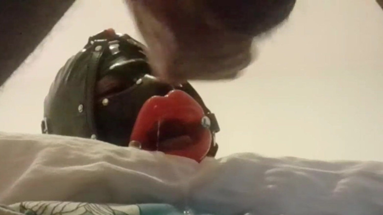 LauraOnHeels: 带环口塞的熟女假嘴唇被口和脸部性交