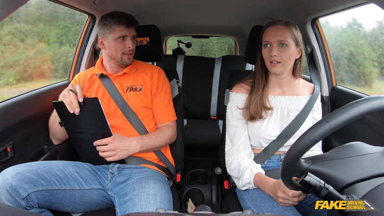 Fake Driving School: Pásame para ver mis tetas perfectas