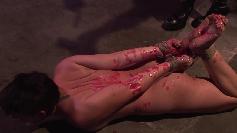 BDSM Deutschland: Fodendo morena com corpo perfeito na sala de interrogatório até...