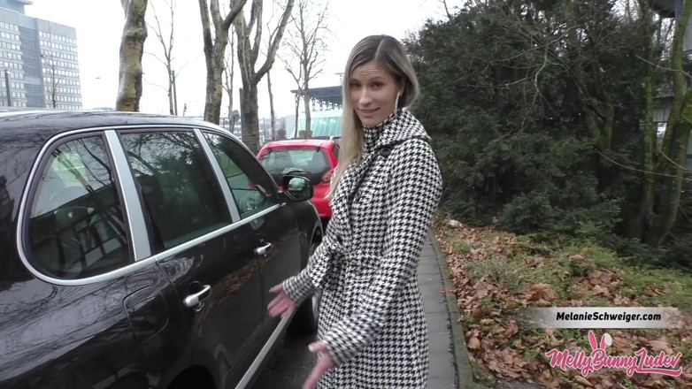 Mellybunnyluder: Pijpen tijdens carwash