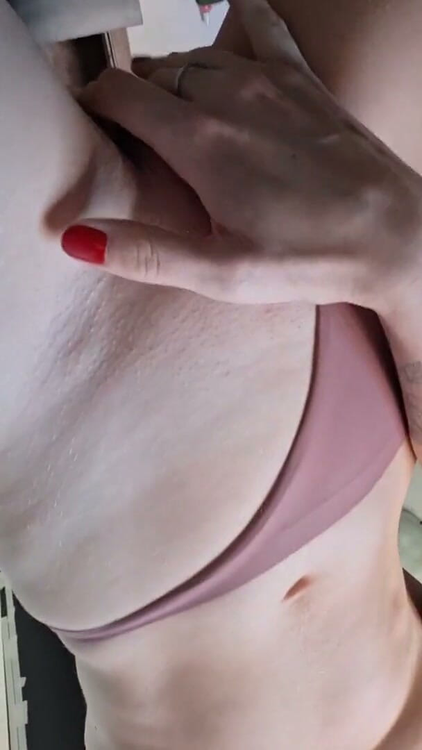 Milla Cute: Milaneza kommt hart mit ihrem vibrator und ihren fingern