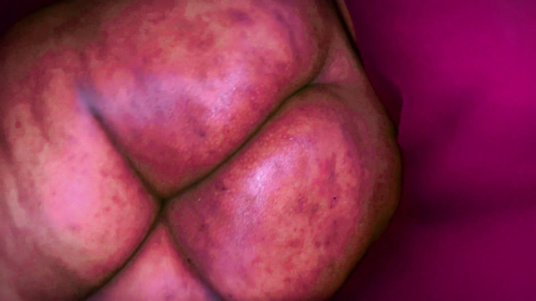 Aria Mia: La matrigna calda culona pulisce la stanza del figliastro indossando...