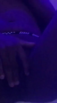 Sexy drobná browngurl234 se dotýká sama sebe až do uspokojení