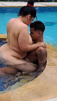 Ibu tiri saya menunggang zakar saya di kolam renang