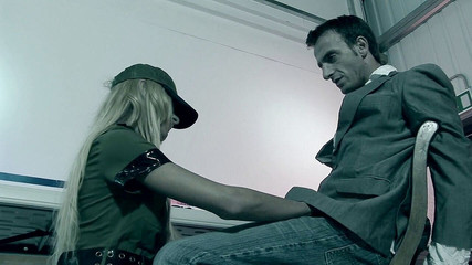 You're in the Army now: Büyük göğüslü sınır ajan süreci