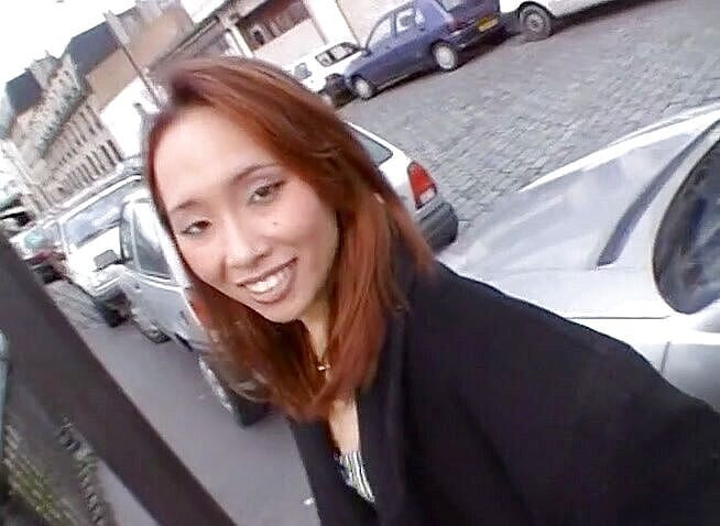 Java Consulting: 亚洲小妞在车后座被双插