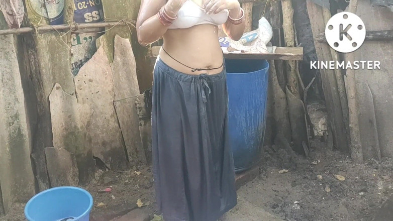 Anita yadav: Une femme au foyer indienne se baigne dehors
