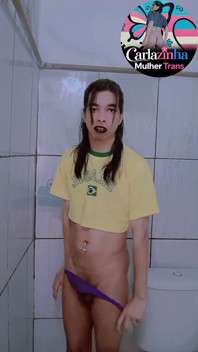 Carla Whore en T-shirt du Brésil et la bite dure