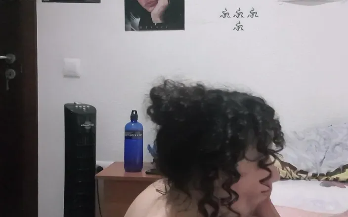 Sarahroomie: I love having all his cum over my face
