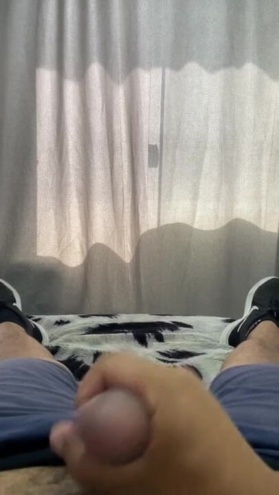 Dylan Ford: Brasilianischer twink wichst und kommt mit turnschuhen auf | Dylan Ford