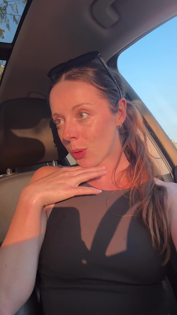 Nadia Foxx: Mrdající orgasmus v myčce aut