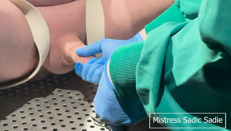 Sadic Sadie: Jednoduchá ukázka katétru, rozšíření jeho močové trubice