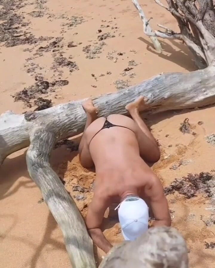 Ladysilvas: Ladysilva předvádí své sexy kalhotky na pláži