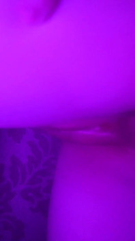 Grosse bite dans une petite chatte en gros plan