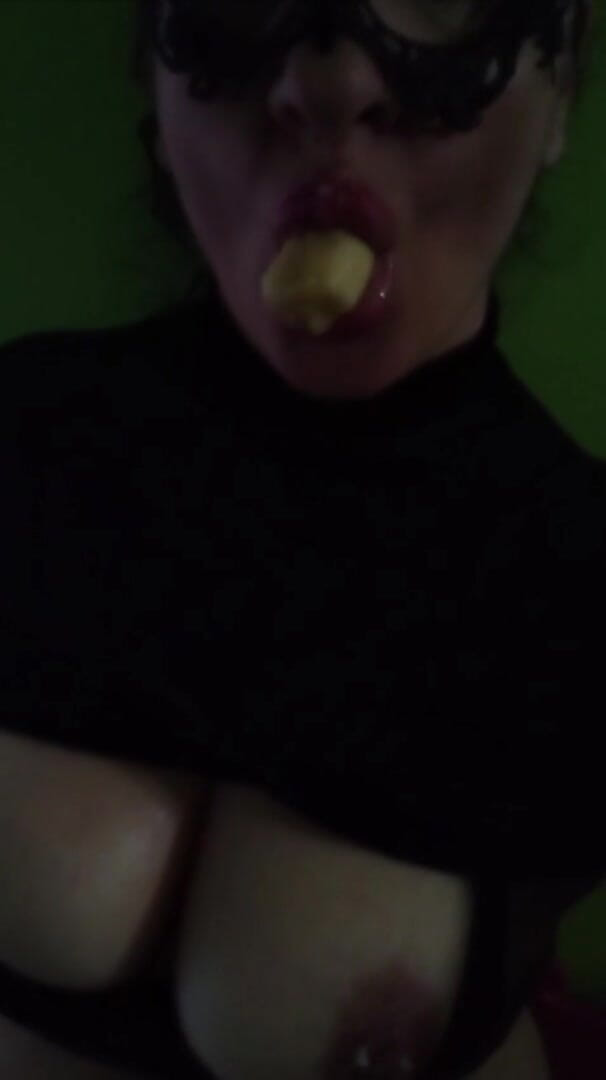 My sexy MILFS: Moje bujná sestřenice s banány