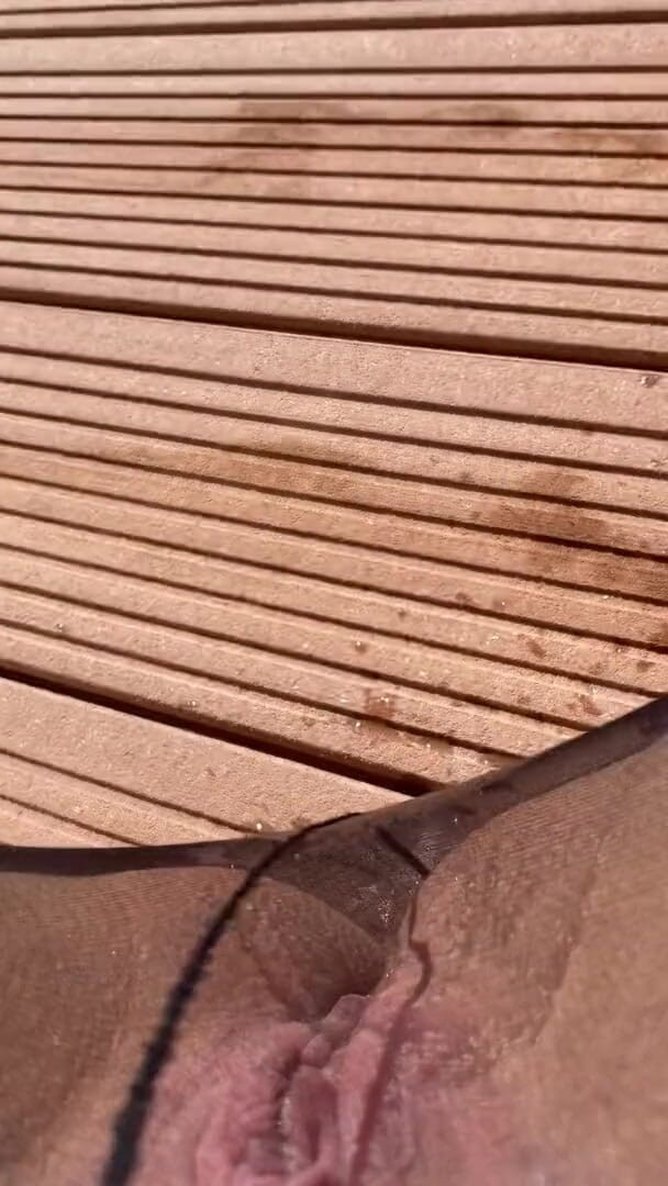 Josefine Schmied: Piss on the balcony in the sunshine