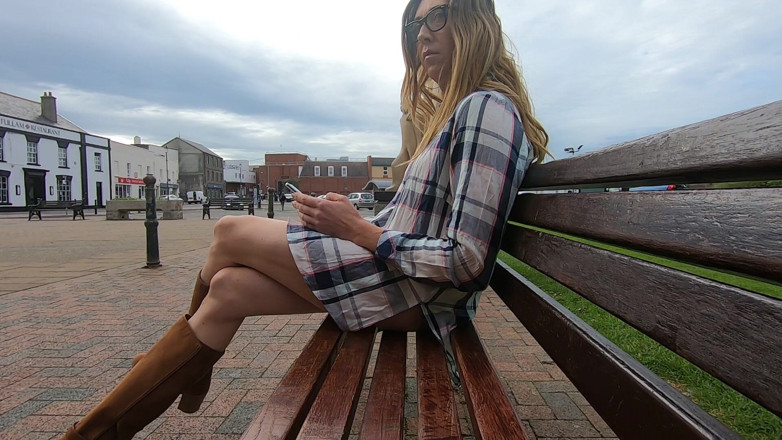 The Midnight Minx: Crossdresser ao ar livre masturbando