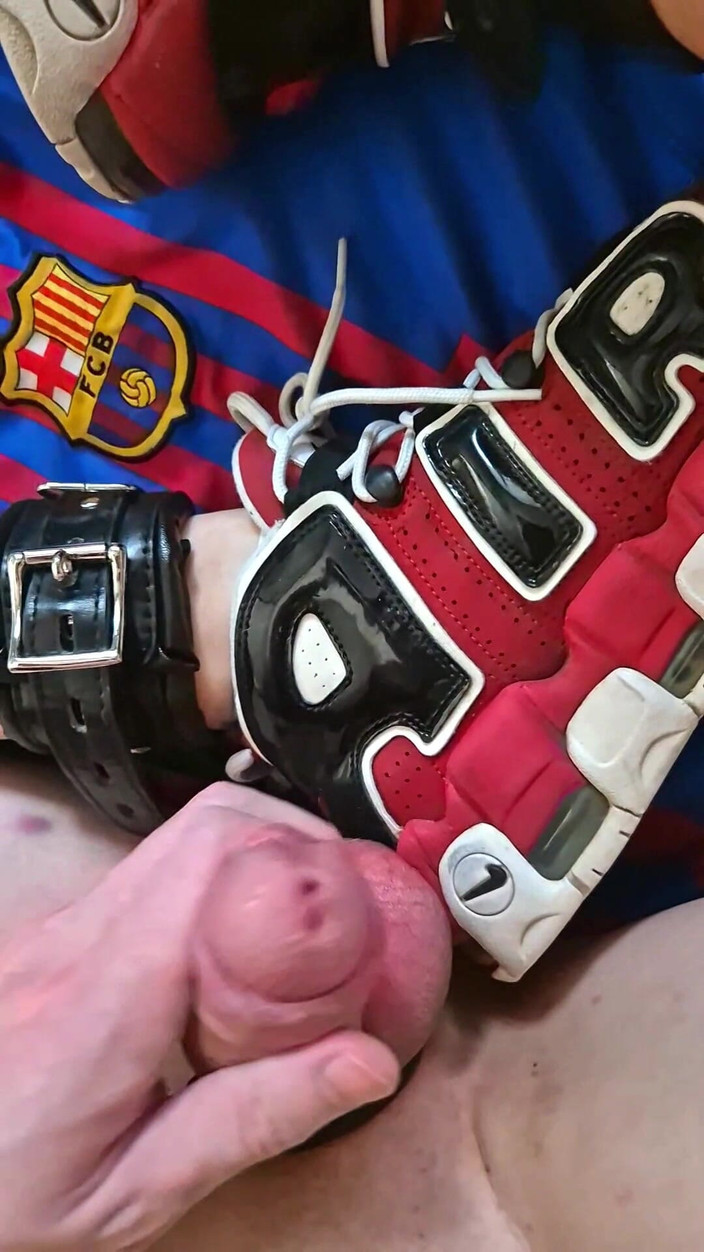 Sneakersmax98: Bir köpek yavrusu kask takarak dildoya biniyor.