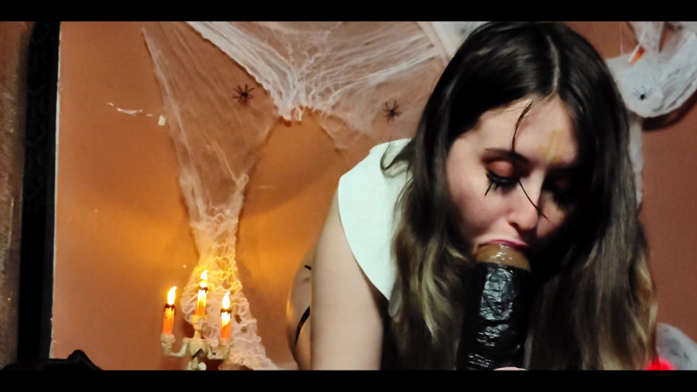 RavenHearth666VIP: Freira chupando um enorme vibrador preto com muita saliva