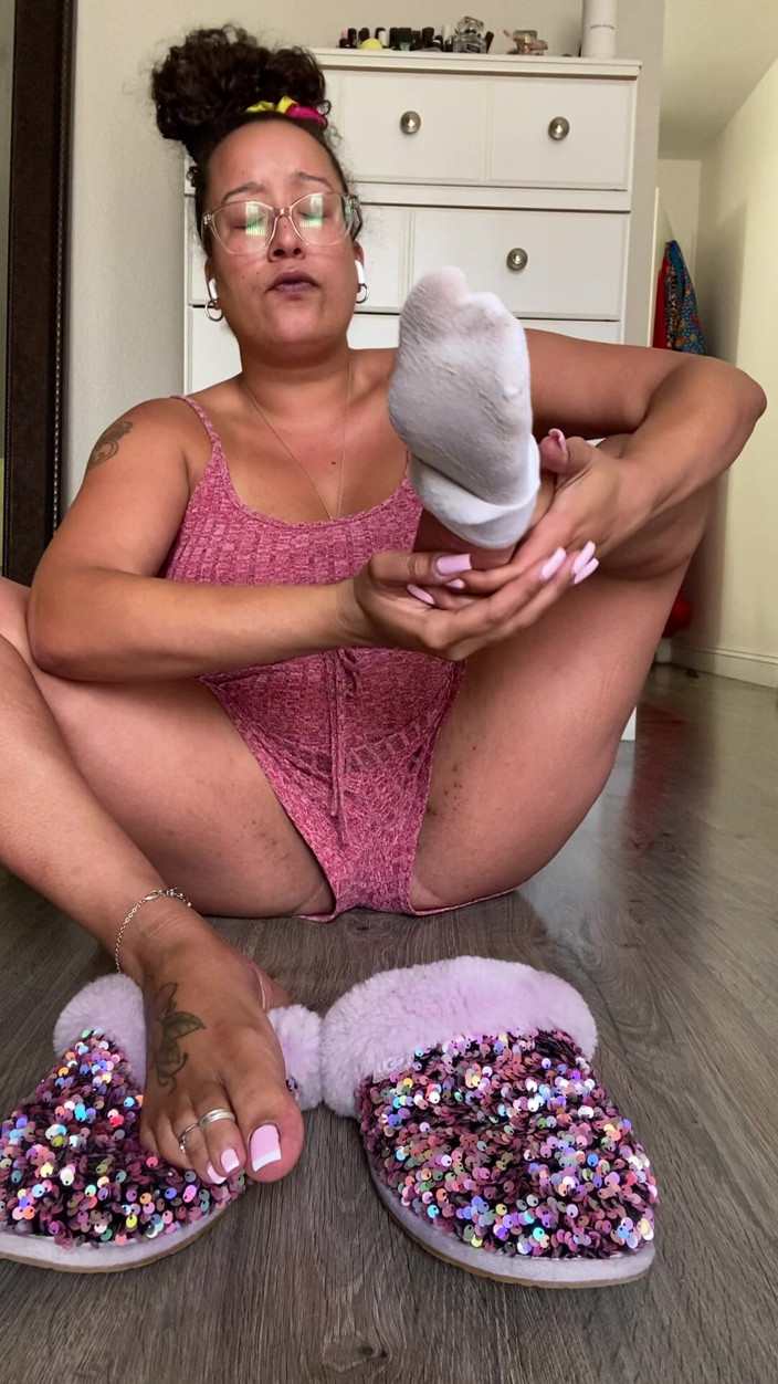 Tan feets: Latina Tanfeets 2 weken oude stinkende sok verwijderen, tieten en JOI...