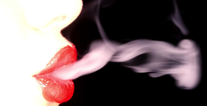 Goddess Misha Goldy: Блестящие красные губы и курящий фетиш