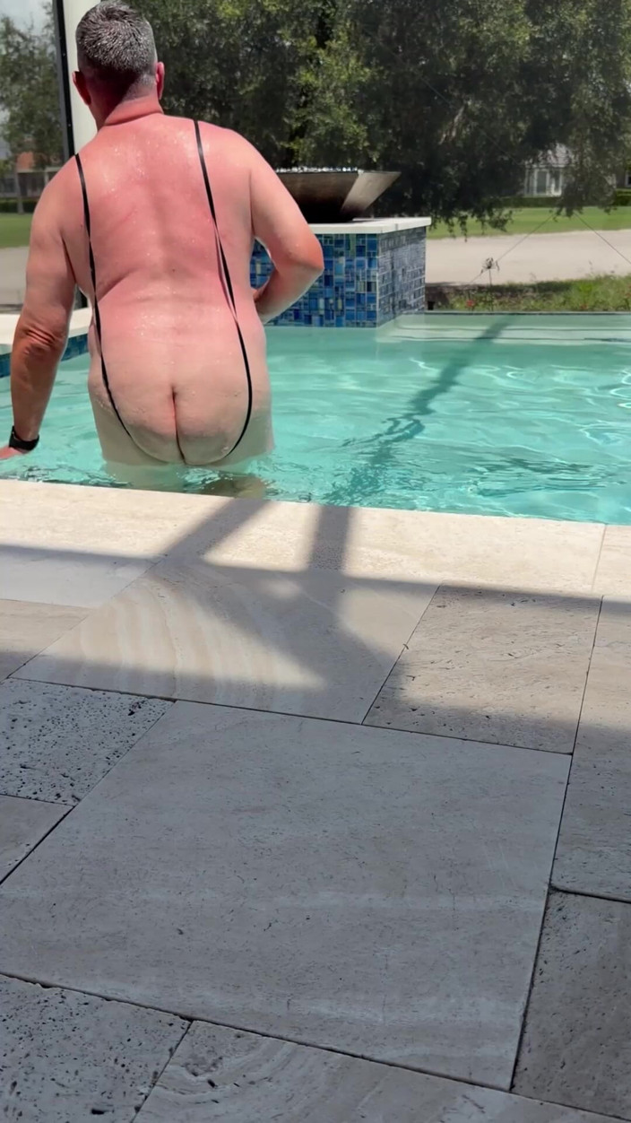 GottaLuvBB: Alguns Brincam Na Piscina Em Alguns Fundos