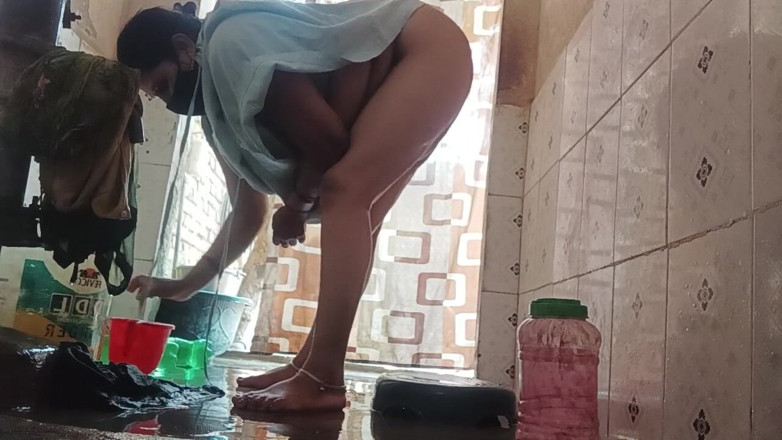 Desi_bhabhi121: XXX video di un india nudo che fa il bagno