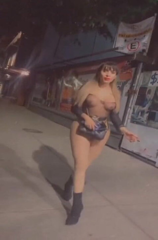 Barbietransxxxx: Tranny berdiri di tepi jalan di Tlalpan seperti seorang pelacur