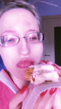 Asmr red lipstick aur Mini Cake khaana