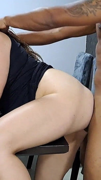 Saya menyela pekerjaan saudara tiri saya untuk memberinya blowjob yang lezat