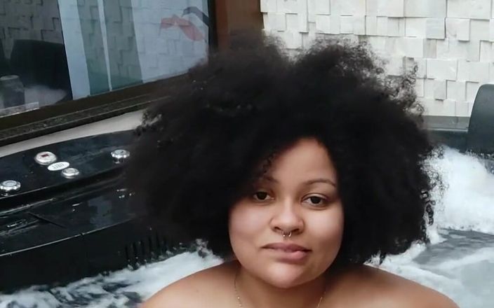 Cutiepiie Chubby: Aiutami a lavarmi tutto il corpo?