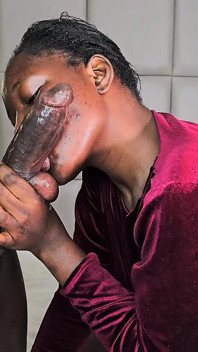 67 Yaşındaki Ragged Orta Yaşlı Seksi Kadın 32 Yaşındaki Biseksüel Eşcinsel Doktor Tarafından Sert Sikiliyor
