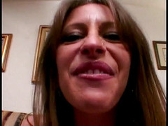 Fuck me Hard: セクシーなブルネットは、彼女のズキズキする柔らかい嫌いな人に深いコッククソを取ります