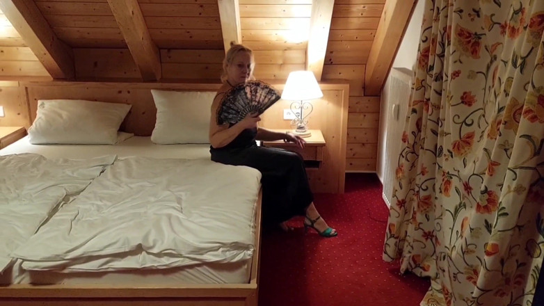 Selena701: 金髪の成熟した妻が半裸でセックスを楽しむ