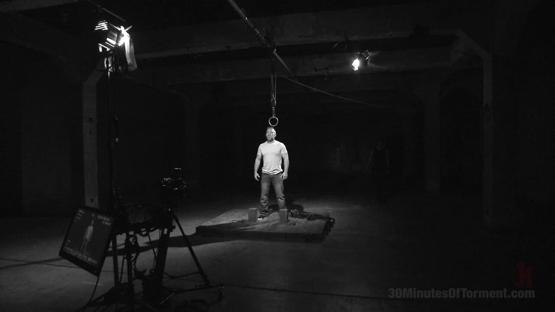 30 Minutes of Torment: La grosse musclée De M. B.B.Caber se fait tourmenter sans...