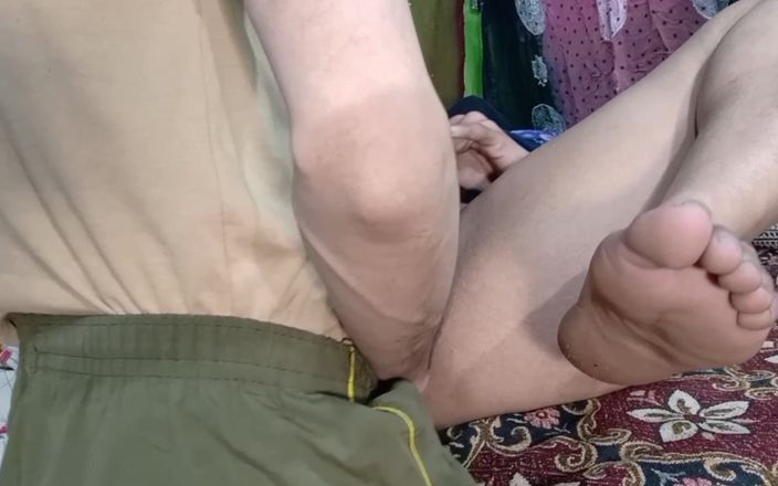 Netu: 印度继妹高兴地呻吟着，她的胸部被按压，阴户被她的继兄弟狠操