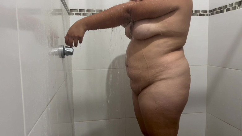 Stepmom_with_big_tits: 我发现我的大奶继母正在洗澡，她开始使用肥皂开始抚摸她的乳房和阴道。