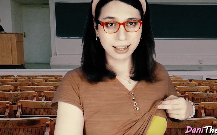 Dani The Cutie: 性感的学生 danithecutie 被她的变态“教授”第二次狠狠地抽插喉咙和内射