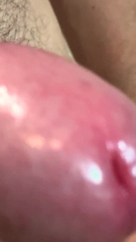 Il mio patrigno mi mostra il suo cazzo duro, si masturba e viene