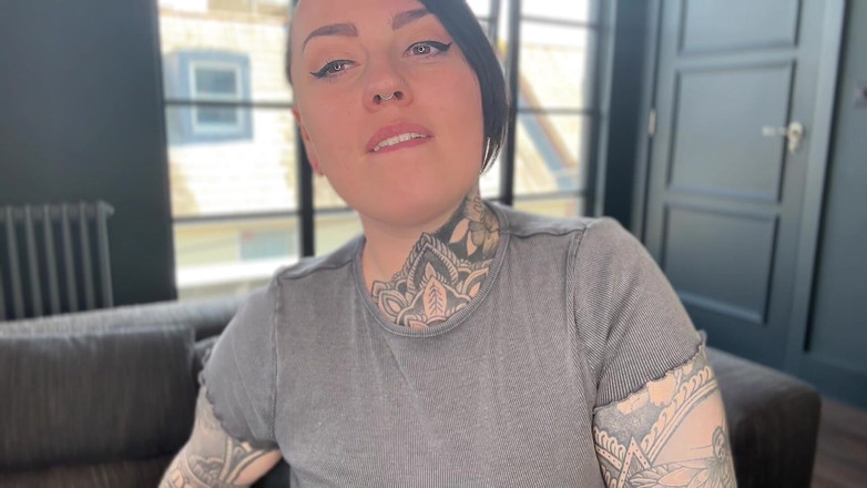 Miss Valentina: 自分の精液で生き延びろ